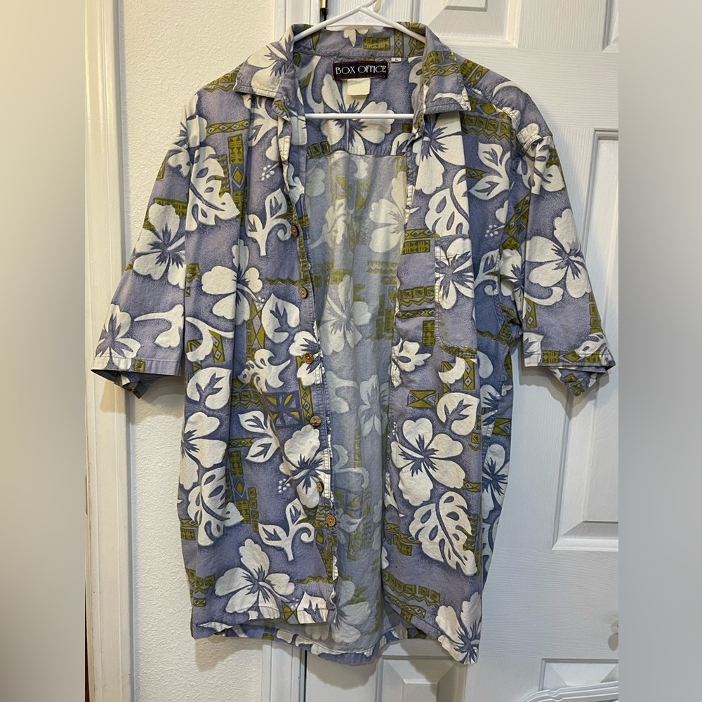 BOX OFFICE MEN’S SHIRT. Light Blue/Gold/White Tropical/Floral pattern. Size L.
